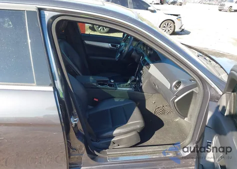 2013 Mercedes-Benz C 250 Sport z USA, uszkodzony, nr VIN WDDGF4HB2DR270512